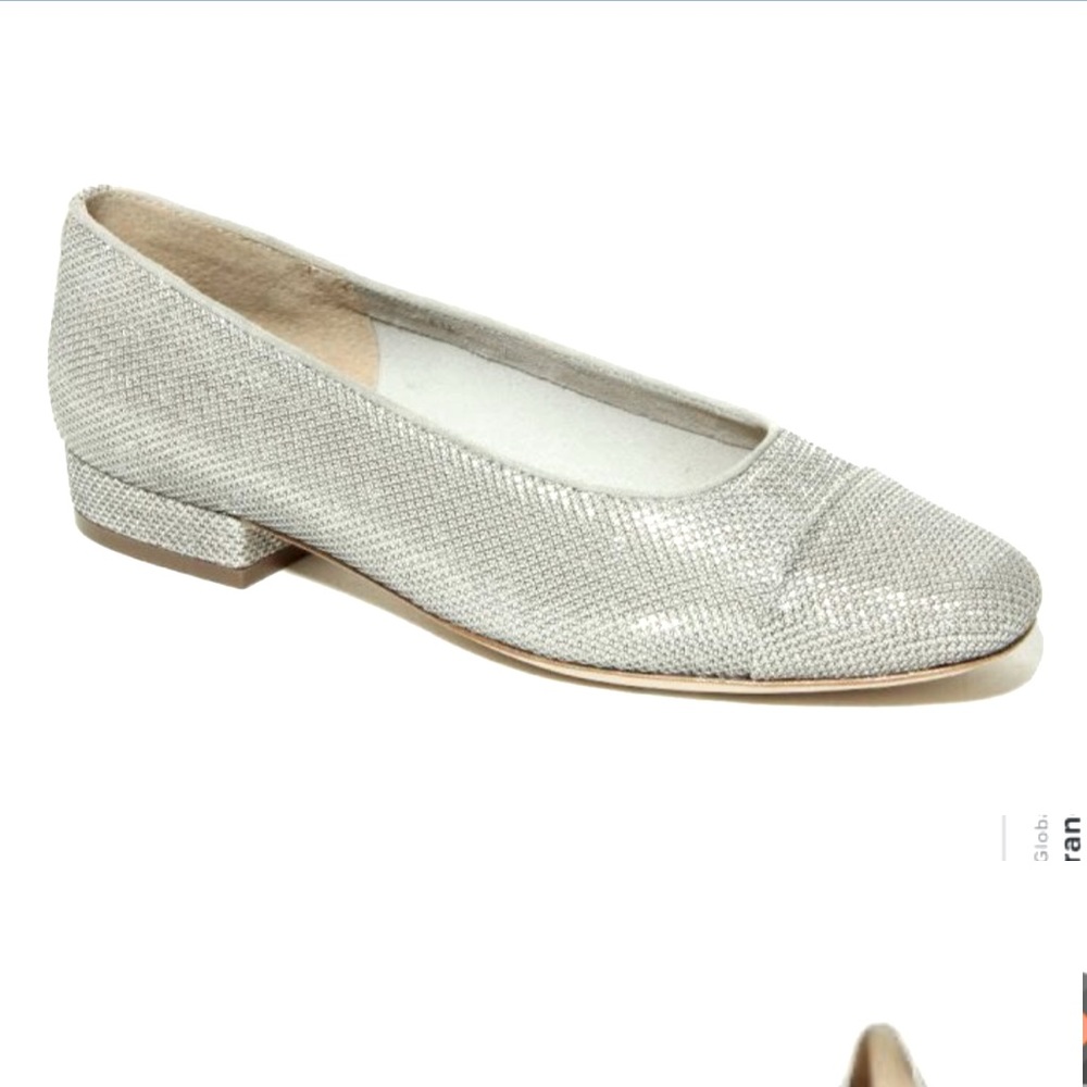 NWT | Vaneli FC-313 Biege Futura Flats